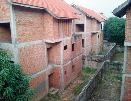 Thông tin trên Báo đầu tư Bất động sản, đa số căn biệt thự, liền kề đang bị bỏ hoang. Ảnh: Báo đầu tư Bất động sản.