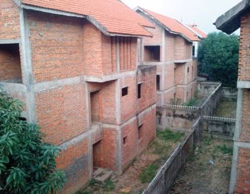 Thông tin trên Báo đầu tư Bất động sản, đa số căn biệt thự, liền kề đang bị bỏ hoang. Ảnh: Báo đầu tư Bất động sản.