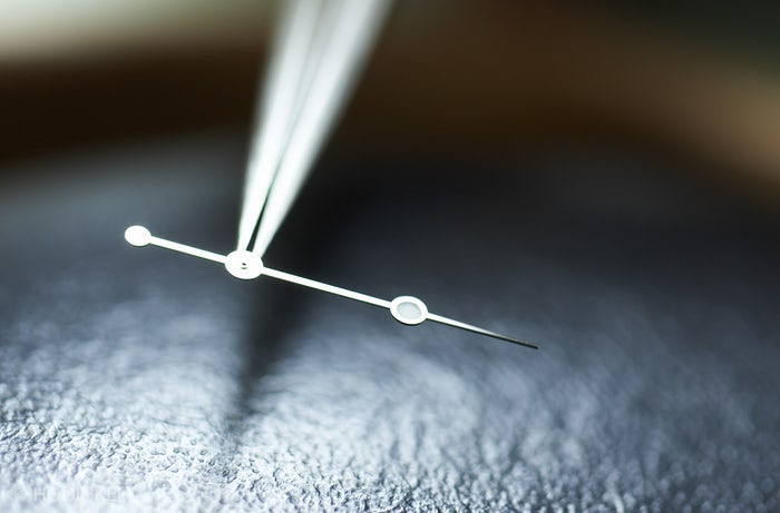 Mặt và kim đồng hồ được lắp một cách cẩn thận đảm bảo từng chiếc đồng hồ sẽ được cập nhật trên hệ thống thông tin toàn cầu.