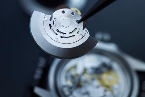 Nhân viên làm việc trong căn phòng hoàn toàn không bụi và độ ẩm.