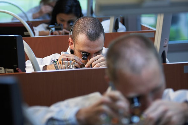 Sau tất cả các công đoạn lắp ráp tỉ mỉ, chiếc đồng hồ Rolex còn phải trải qua hàng loạt các bước kiểm tra chất lượng cực kỳ chặt chẽ.