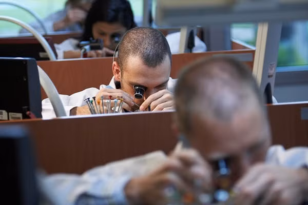 Sau tất cả các công đoạn lắp ráp tỉ mỉ, chiếc đồng hồ Rolex còn phải trải qua hàng loạt các bước kiểm tra chất lượng cực kỳ chặt chẽ.