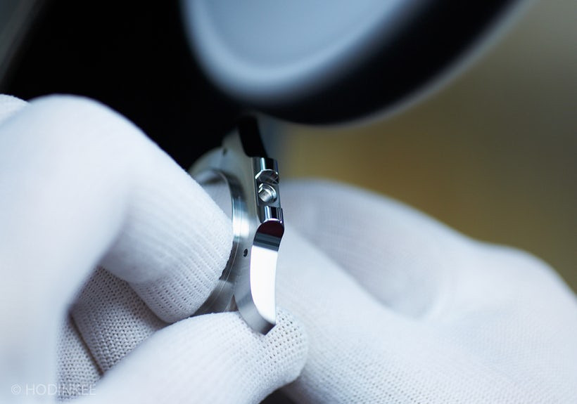 Vỏ đồng hồ Rolex được đánh bóng một cách thủ công bằng một bánh mài.