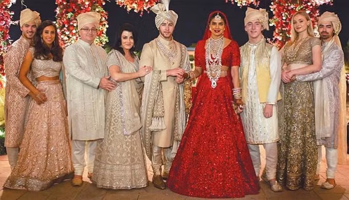 Trong lễ cưới truyền thống, cô dâu Priyanka Chopra đeo trang sức lộng lẫy làm từ kim cương, ngọc lục bảo và ngọc trai nuôi cấy đính trên vàng 22 karat. Ảnh: Eonline.