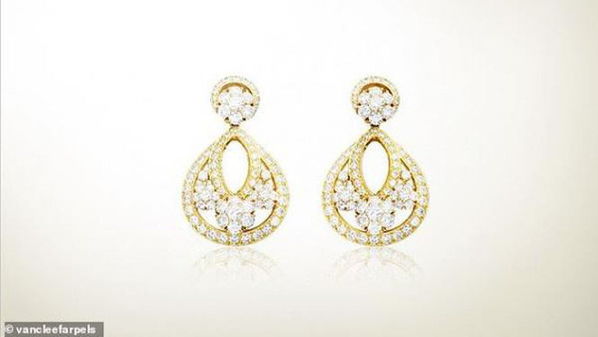 Bà Denise Jonas - mẹ chú rể - tặng cho con dâu Priyanka đôi hoa tai trị giá 79.500 USD (tương đương 1,86 tỷ đồng). Ảnh: Eonline.