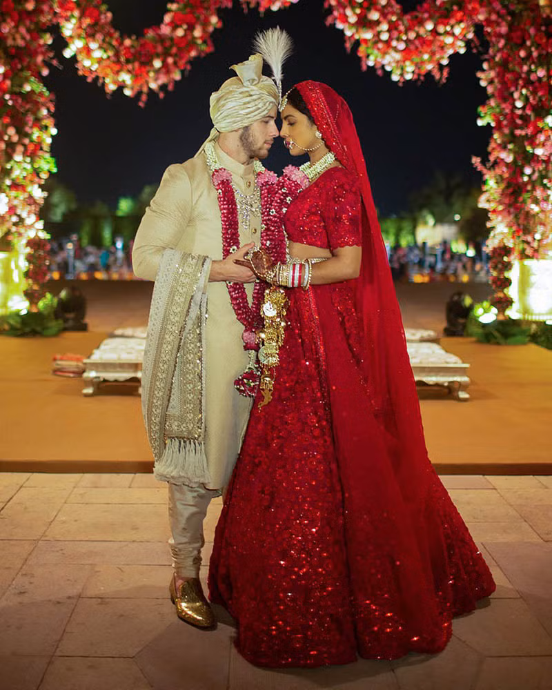 Không chỉ gây chú ý bởi danh tiếng của cặp đôi chị - em chênh nhau 10 tuổi, mà đám cưới còn gây choáng về về độ xa xỉ, tốn kém. Ảnh: The Himalayan Times.