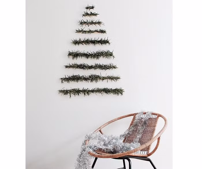 Nếu không có cây thông, bạn có thể cắt những giải dây ruy băng gắn lên tường.