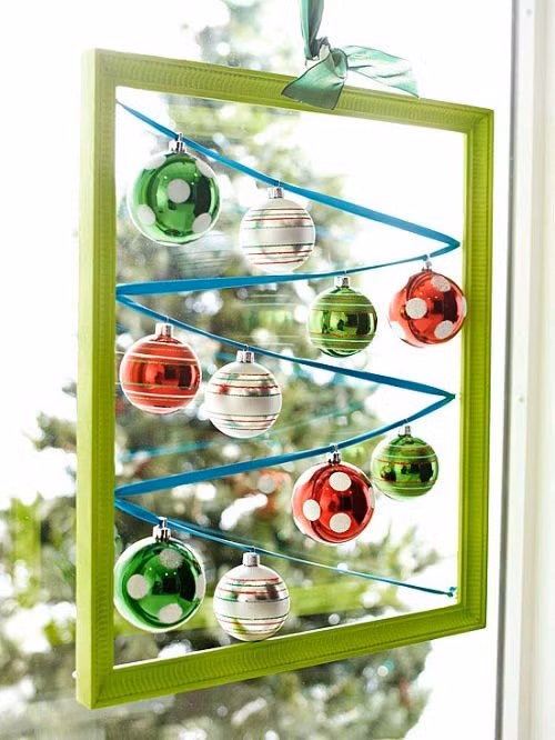 Các dải ruy băng và những quả cầu lấp lánh nhiều màu sắc trên khung cửa sổ tạo không khí vui nhộn cho đêm Giáng sinh.