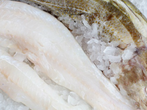 Sau khi đánh bắt, cá tuyết được làm sạch, bỏ đầu và ruột, phi lê từng miếng và được cấp đông ngay tại tàu. Ảnh: Daohaisan.