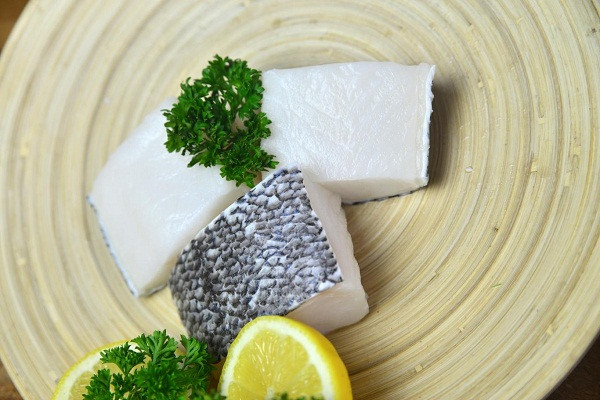 Khi ăn, miếng thịt cá lại mềm và đậm đà. Ảnh: Cahoangde.