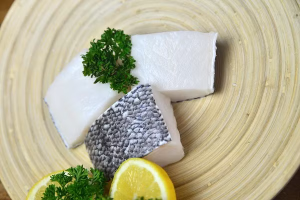 Khi ăn, miếng thịt cá lại mềm và đậm đà. Ảnh: Cahoangde.