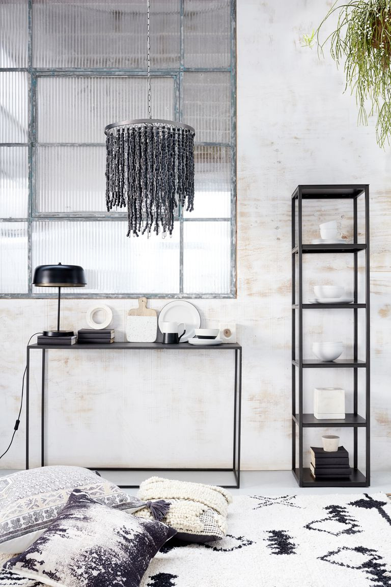 Đen điểm xuyết là xu hướng thích hợp cho những tín đồ hâm mộ đơn sắc.