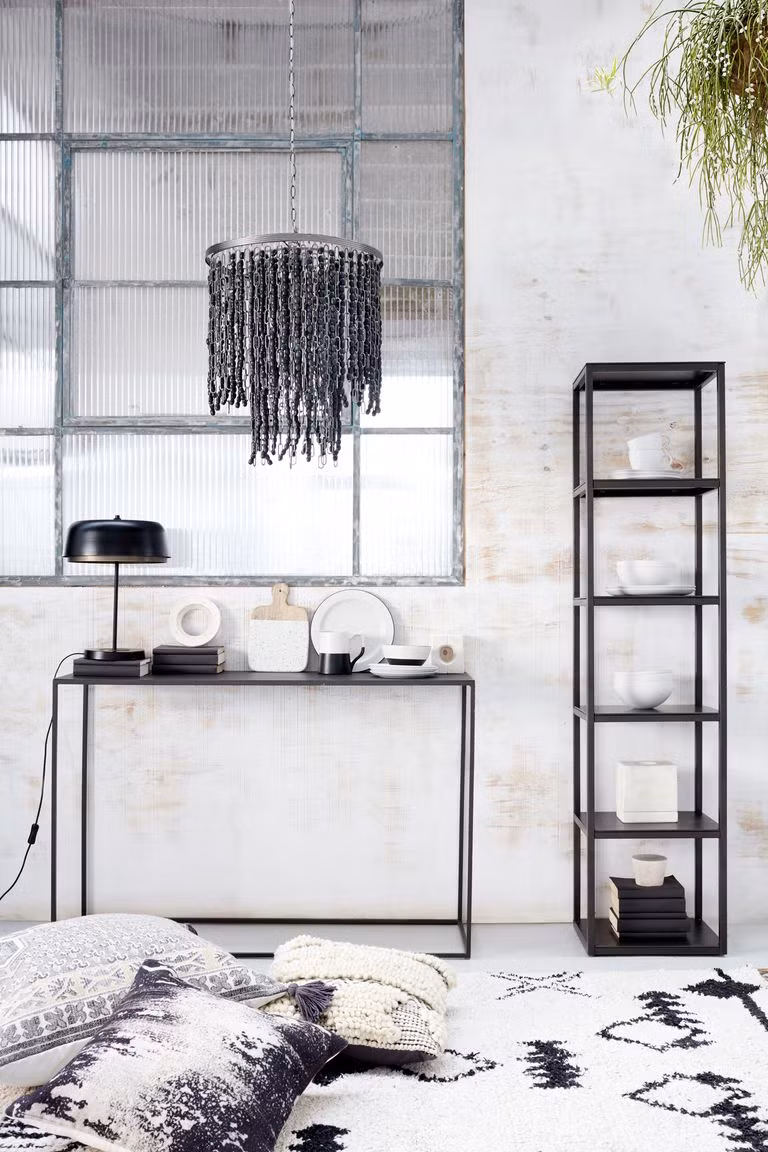 Đen điểm xuyết là xu hướng thích hợp cho những tín đồ hâm mộ đơn sắc.