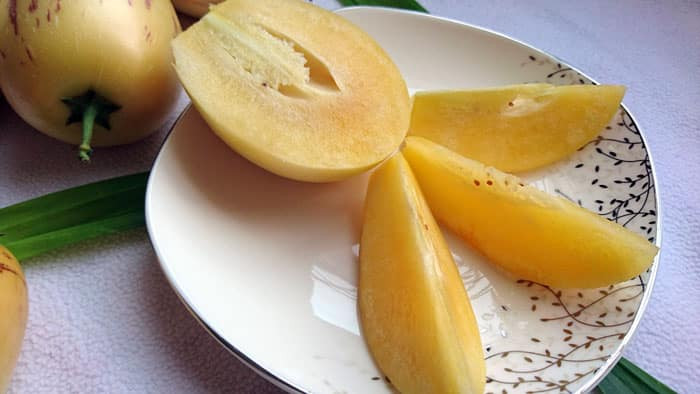 Một số người từng thưởng thức cho biết dưa pepino Đà Lạt có mùi vị khá nhạt. Khi ăn giống như dưa hấu thường nhưng không ngọt đậm đà nhưng khá nhiều nước và mát. Ảnh: Kokotaru.