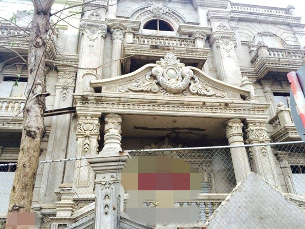 Biệt thự ấn tượng với nhiều chi tiết cầu kỳ, được làm bằng tay. Ảnh: Antt.