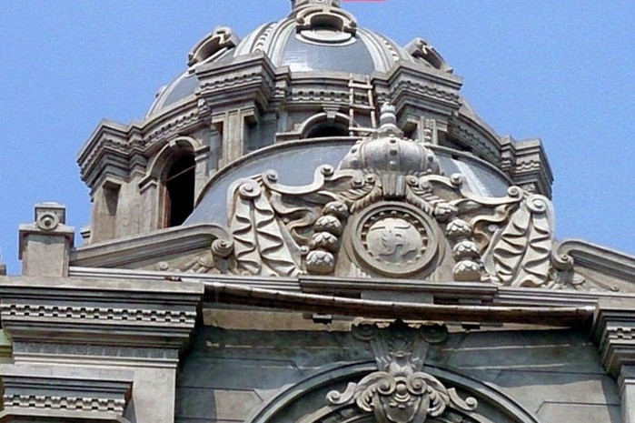 Phần tháp biệt thự được thiết kế với nhiều họa tiết nhỏ theo kiến trúc Pháp. Ảnh: Giadinhvietnam.