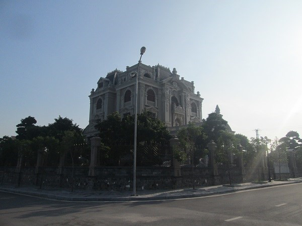 Nằm ngay trung tâm Phủ Lý (Hà Nam), tòa lâu đài lộng lẫy 4 mặt tiền trị giá hàng trăm tỷ thu hút sự chú ý đặc biệt của dư luận. Ảnh: Motthegioi.