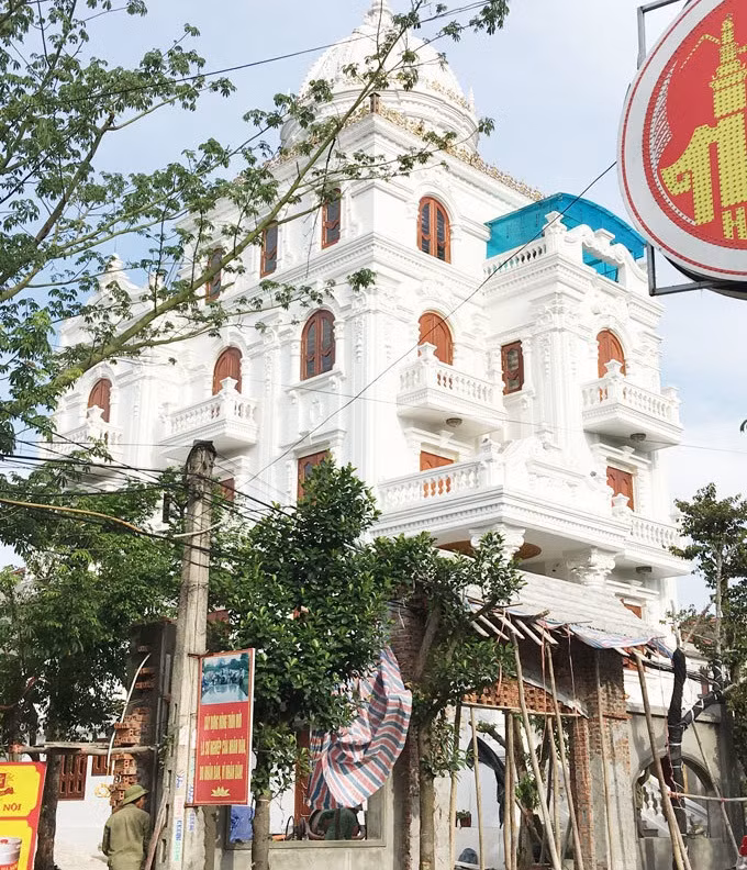 Tòa lâu đài thiết kế theo phong cách châu Âu của một đại gia Ninh Bình ở thị trấn Thiên Tôn (Hoa Lư) xây trên diện tích gần 1.000 m2 với chi phí cả trăm tỷ đồng. Ảnh: Doisongvietnam.