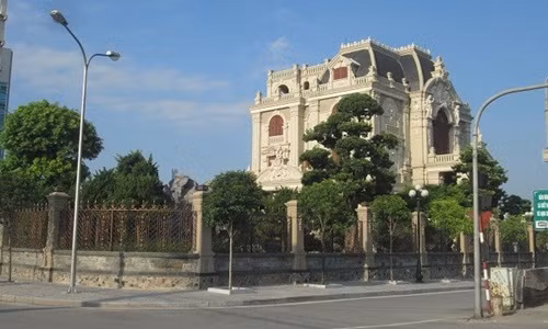 Dinh thự do vợ chồng một đại gia có tiếng trong giới đầu tư xây dựng công trình và buôn bán cây cảnh làm chủ. Ảnh: Motthegioi.