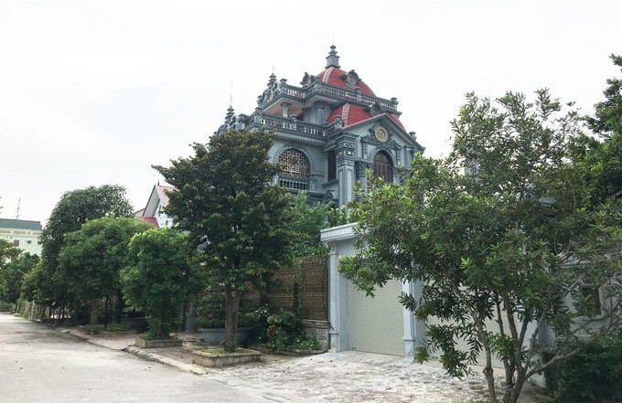 Biệt thự bề thế theo phong cách phương Tây của một vị đại gia bất động sản có tiếng ở cùng đất cố đô thuộc địa phận phường Ninh Khánh, TP. Ninh Bình, tỉnh Ninh Bình. Ảnh: Doisongvietnam.