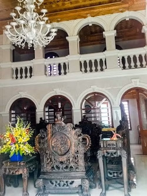 Bộ bàn ghế đồ sộ đặt trong phòng tiếp khách tầng 1 ngay cửa chính lâu đài. Ảnh: Vietnamnet.