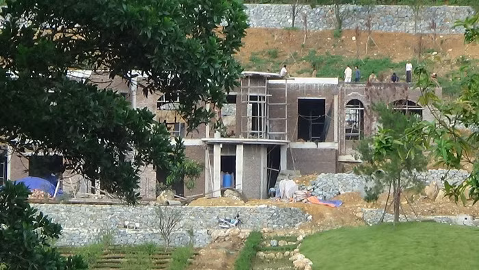 Hàng loạt biệt thự trên đất rừng phòng hộ Sóc Sơn đua nhau mọc lên. Ảnh: Công lý.