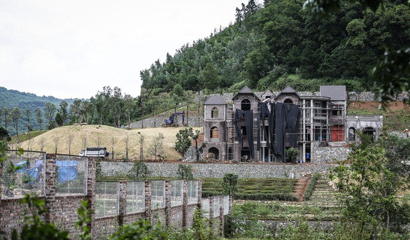 Tại khu vực hồ Đồng Đò (thuộc thôn Minh Tân, xã Minh Trí) xuất hiện rất nhiều công trình xây dựng quy mô lớn dù khu vực này nằm trong quy hoạch rừng phòng hộ. Ảnh: Tuổi trẻ.