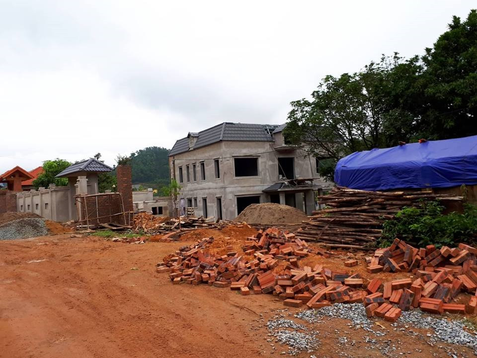 Mới đây, UBND TP. Hà Nội có văn bản gửi Thanh tra thành phố và các sở ngành liên quan yêu cầu thanh tra toàn diện việc quản lý, sử dụng đất rừng và trật tự xây dựng tại xã Minh Phú và xã Minh Trí (huyện Sóc Sơn). Ảnh: Lao động.