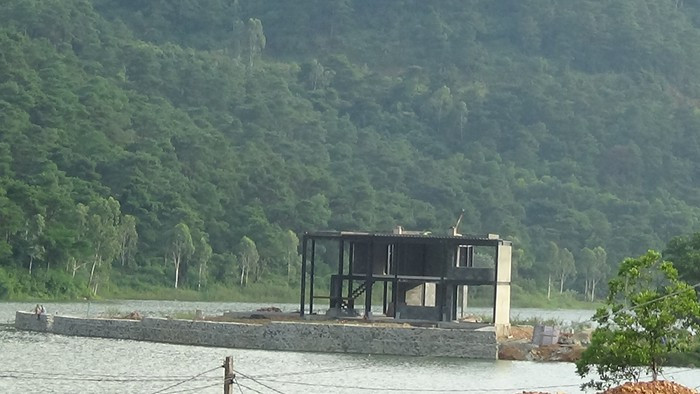 Một công trình kiên cố giữa hồ Đồng Đò đang gấp rút hoàn thiện. Ảnh: Công lý.