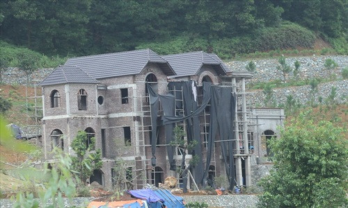 Có công trình mới chỉ xây dựng xong phần thô. Ảnh: Lao động.