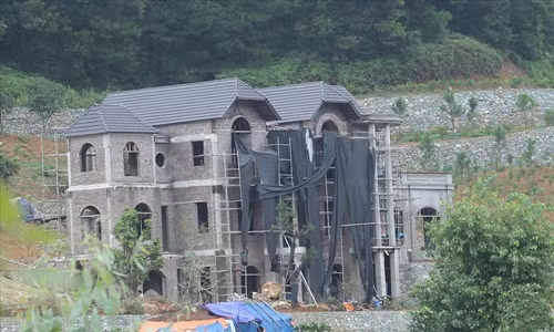 Có công trình mới chỉ xây dựng xong phần thô. Ảnh: Lao động.