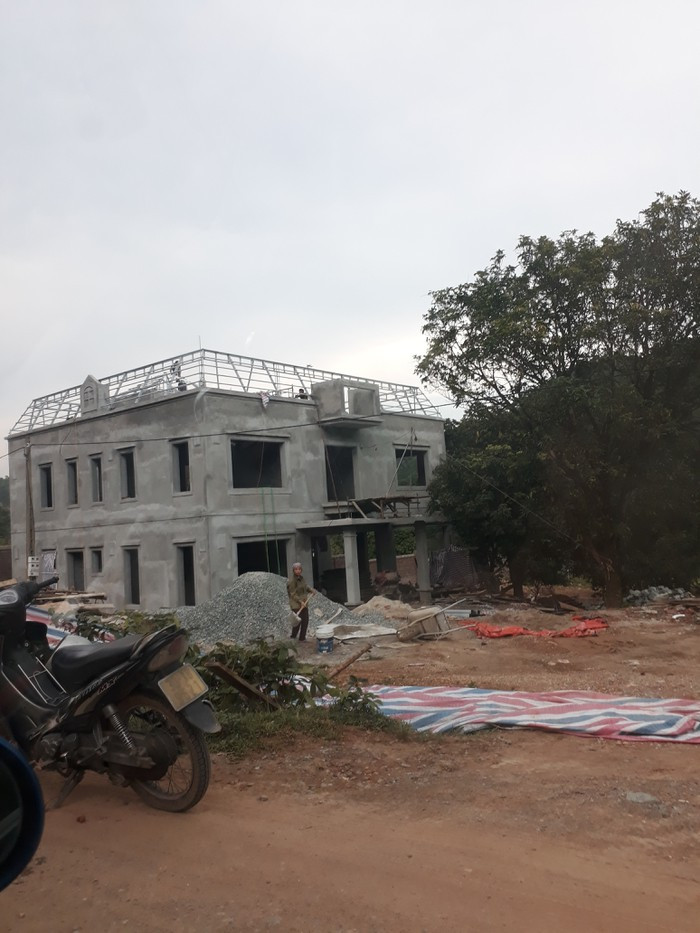 Xung quanh các công trình còn ngổn ngang nhiều vật liệu xây dựng. Ảnh: Công lý.