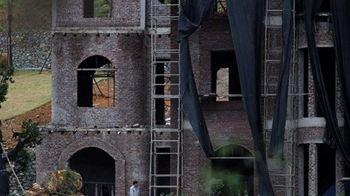 Người thợ vẫn làm việc dưới công trình xây dựng ven hồ Đồng Đò. Ảnh: Vietnamnet.