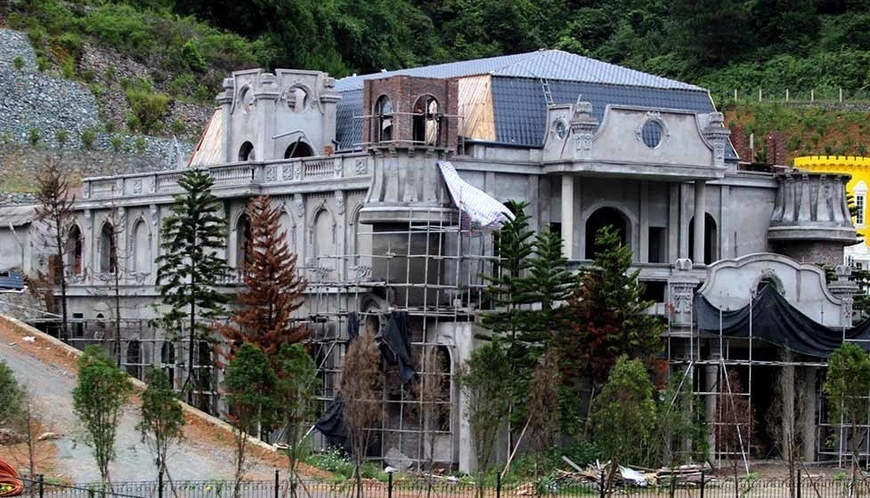 Công trình đồ sộ đang từng bước hoàn thiện tại khu vực xã Minh Trí. Ảnh: Vietnamnet.