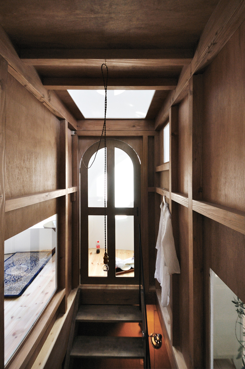 Ấn tượng hơn, các cầu thang kết nối với nhau, tạo thành một phòng khép kín ở tầng 1.