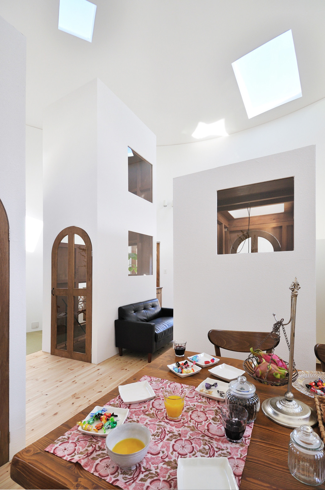 Nhờ các ô cửa sổ nhỏ mà ngôi nhà luôn tràn ngập ánh sáng.