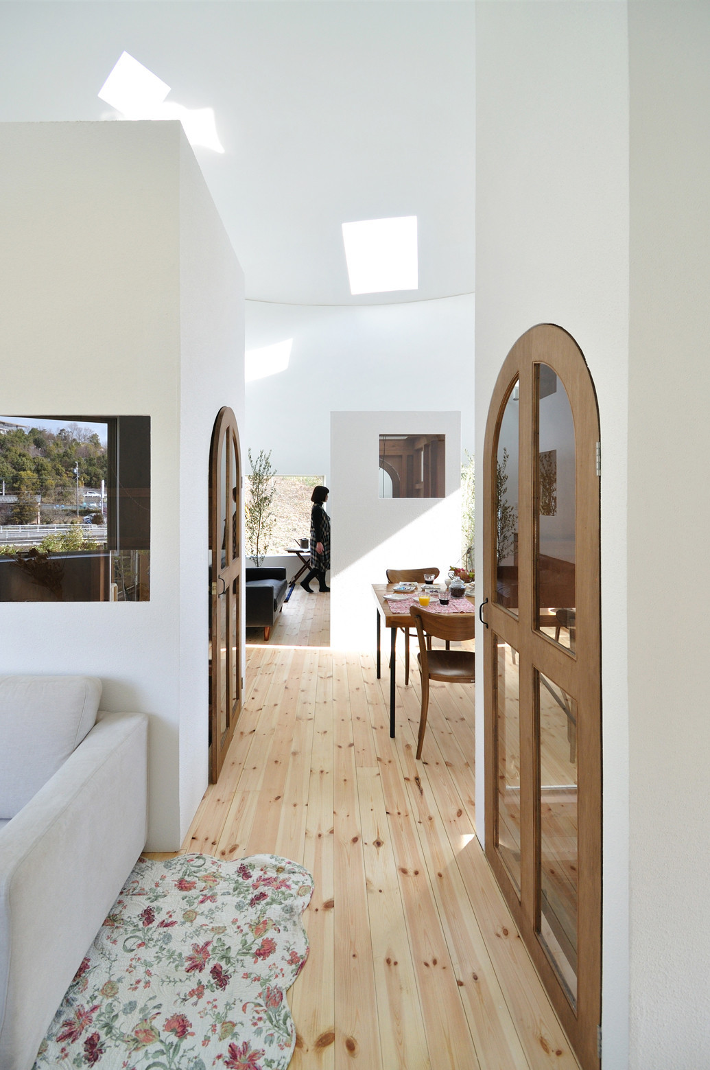 Sàn nhà và nội thất gỗ gợi cảm giác ấm cúng trên nền sơn trắng chủ đạo.