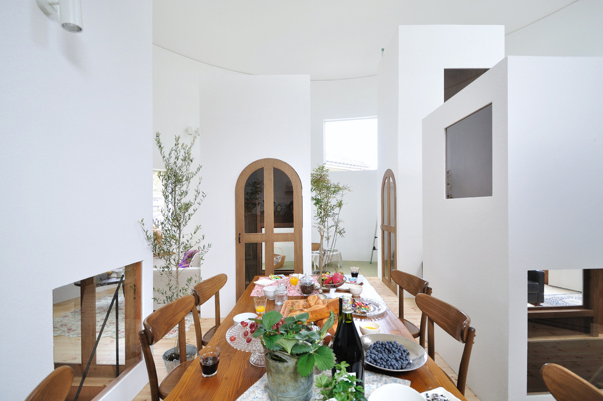 Bàn ăn gỗ thiết kế đơn giản.