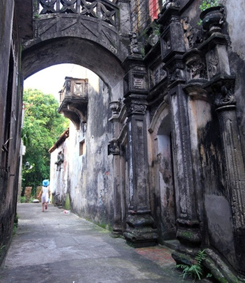 Kiểu ban công của nhà tầng vốn không có trong kiến trúc truyền thống trong các ngôi làng Bắc Bộ. Ảnh: VOV.