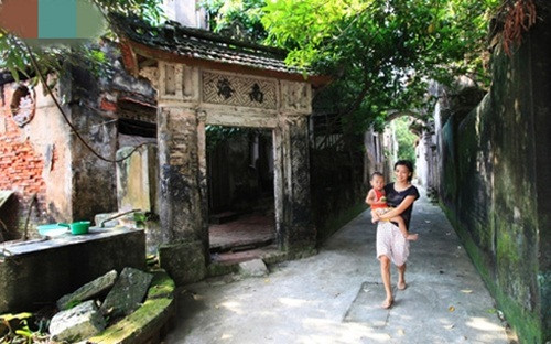 Cổng biệt thự trang trí nhiều họa tiết cầu kỳ. Ảnh: VOV.