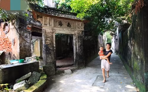 Cổng biệt thự trang trí nhiều họa tiết cầu kỳ. Ảnh: VOV.