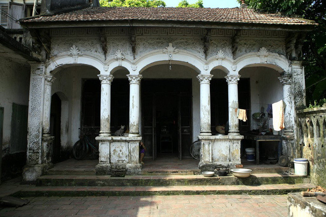 Cột tròn vững chắc với mái vòm cong mang đậm kiến trúc cổ. Ảnh: Vietnam Landmarks.