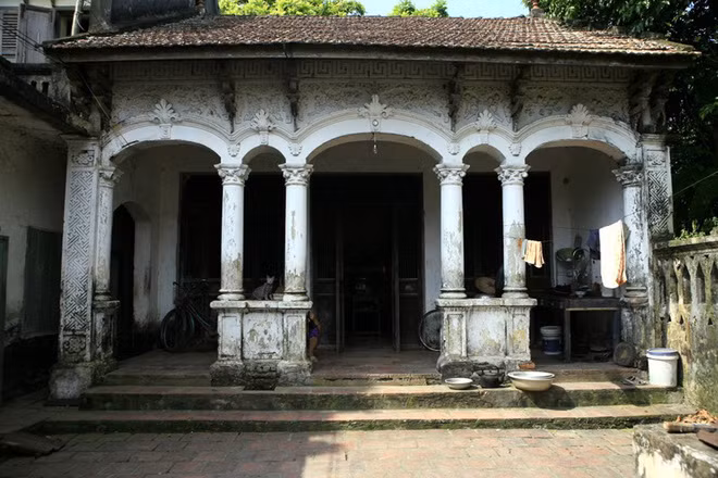 Cột tròn vững chắc với mái vòm cong mang đậm kiến trúc cổ. Ảnh: Vietnam Landmarks.