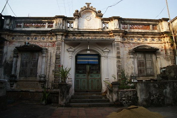 Làm ăn khấm khá, nhiều người về quê xây “nhà to” và bộ mặt ngôi làng đã đổi thay với những ngôi biệt thự kiến trúc cầu kỳ, mái cong. Ảnh: Anninhthudo.