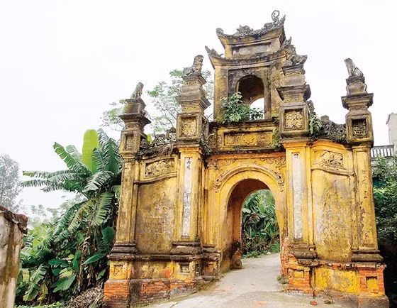 Người già trong làng kể lại, trước đây người dân làng Cựu bỏ quê ra Hà Nội, thậm chí nhiều người còn sang một số nước châu Âu học nghề “dựng veston” (may veston). Khoảng năm 1930 họ quay về mở tiệm làm ăn và nổi tiếng “danh nghề đệ nhất Hà Thành". Ảnh: Sggp.