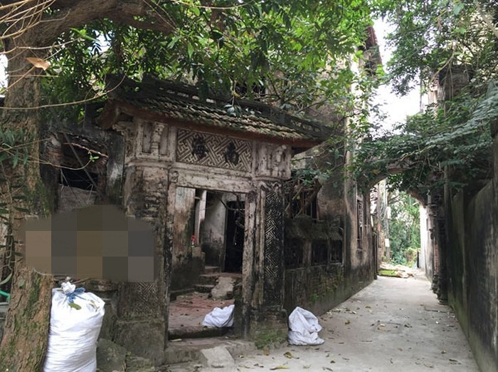 Một căn biệt thự 2 tầng có hẳn cây cầu cong nối sang biệt thự liền kề, vắt ngang ngõ nhỏ. Ảnh: Anninhthudo.