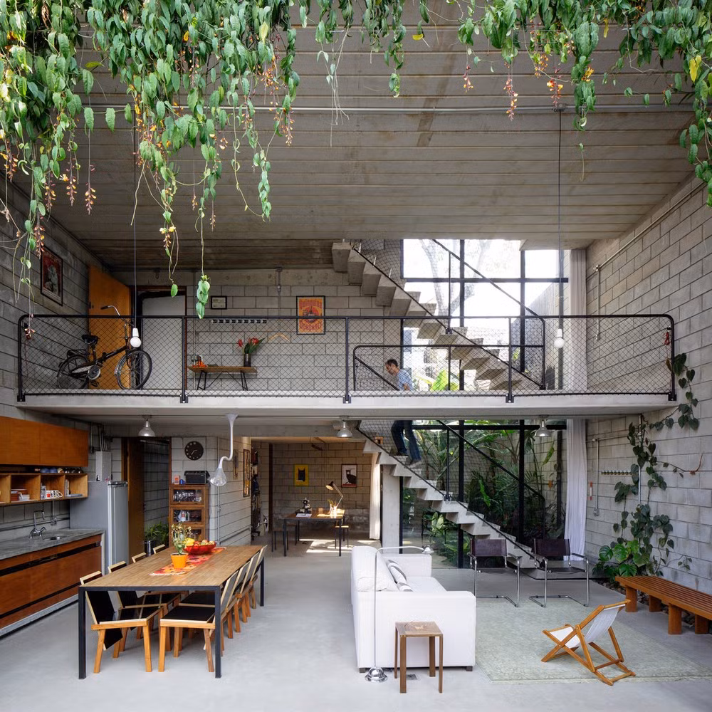 Từ phía trước, sân sau...cho đến hông nhà đều xuất hiện cụm cây xanh nhỏ đa dạng từ cây thân cứng tới thân leo.