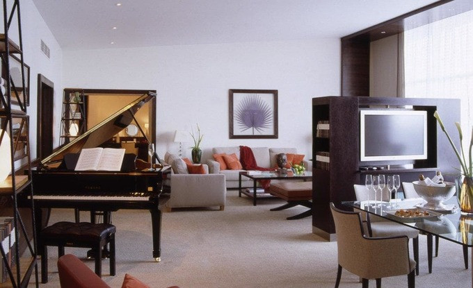 Chiến lược gia người Bồ Đào Nha thuê căn phòng suite lớn có phòng khách và khu vực ăn uống riêng biệt. Ảnh: Lowry Hotel.