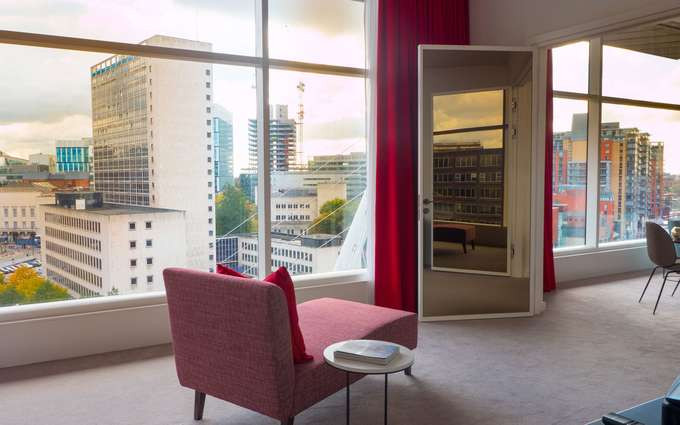 Căn phòng chiến lược gia Jose Mourinho thuê có nhiều cửa sổ kính rộng nhìn ra phố và sông Irwell. Ảnh: Lowry Hotel.