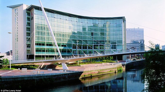 Mourinho thuê một căn phòng hạng sang trong khách sạn trị giá 600 bảng Anh/ngày. Nếu trả theo giá niêm yết, ông tiêu tốn khoản tiền lên tới 537.000 bảng (khoảng 16 tỷ đồng) cho thời gian sống trong khách sạn 5 sao ở Manchester. Ảnh: Lowry Hotel.